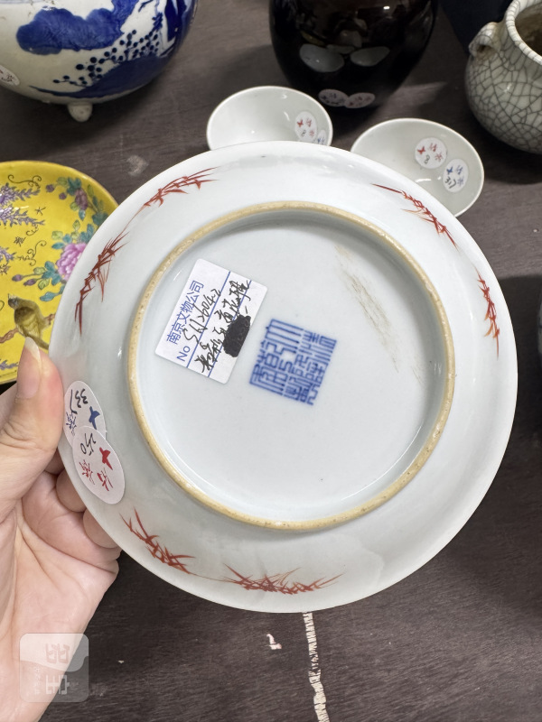 清 白地轧道粉彩花卉纹盘 - 图7